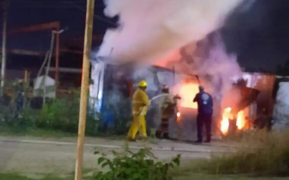 Incendio acaba con un taller mecánico en Altamira, Tamaulipas Bomberos Voluntarios de Altamira (1)